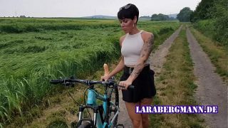 Lara Bergmann Sexvideo auf einem Dildo Fahrrad gedreht